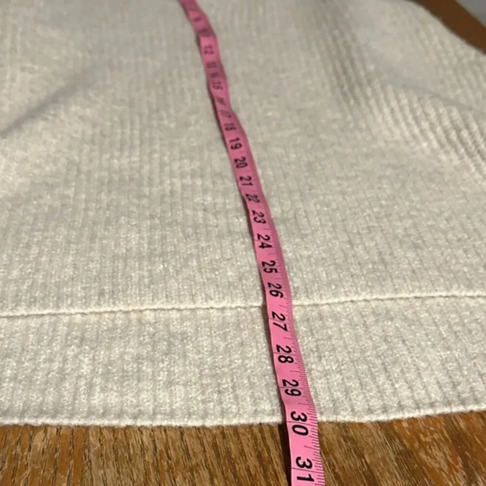 Vince Camuto Tunic Knit Sweater Vest V Neck Sleeveless Medium Preppy Clean Girl